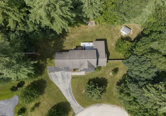 Photo 4 of Single family home for sale at 14 Naumkeag Ct, Litchfield, NH 03052 | MLS# 5101014 | Listing updated on 2026-09-06