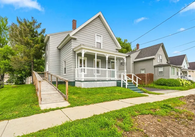 Photo 3 of Single family home for sale at 128 Marlboro St, Keene, NH 03431 | MLS# 5103806 | Listing updated on 2026-09-29