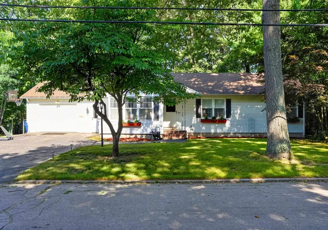 Photo 1 of Single family home for sale at 532 Oak St, Manchester, NH 03104 | MLS# 5105871 | Listing updated on 2026-09-12