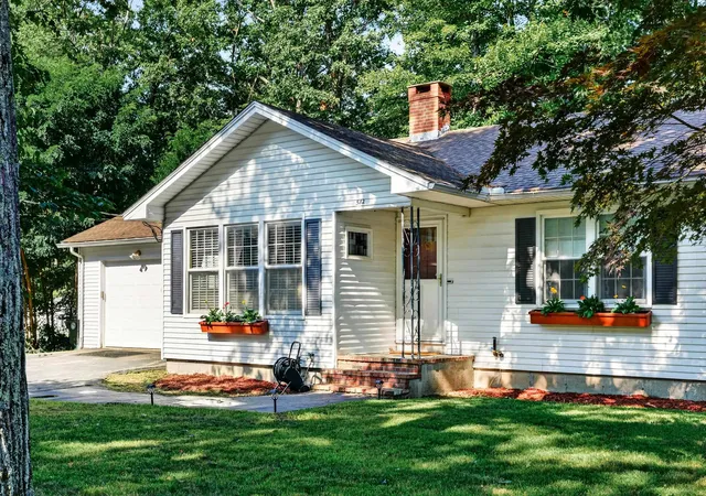 Photo 2 of Single family home for sale at 532 Oak St, Manchester, NH 03104 | MLS# 5105871 | Listing updated on 2026-09-12