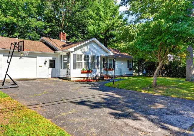 Photo 3 of Single family home for sale at 532 Oak St, Manchester, NH 03104 | MLS# 5105871 | Listing updated on 2026-09-12