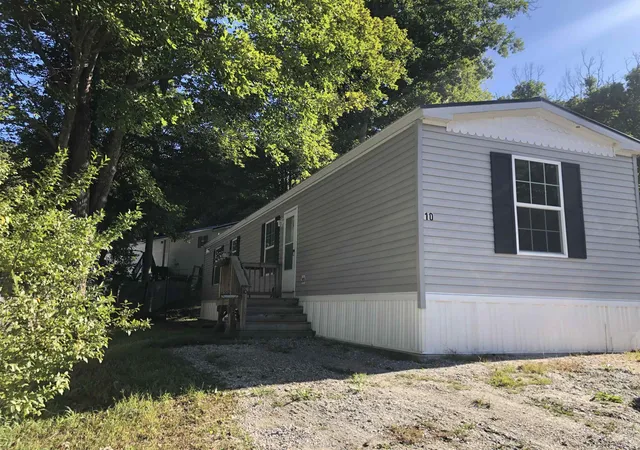 Photo 3 of Manufactured home for sale at 10 Monroe Ave, Allenstown, NH 03275 | MLS# 5105956 | Listing updated on 2026-10-08