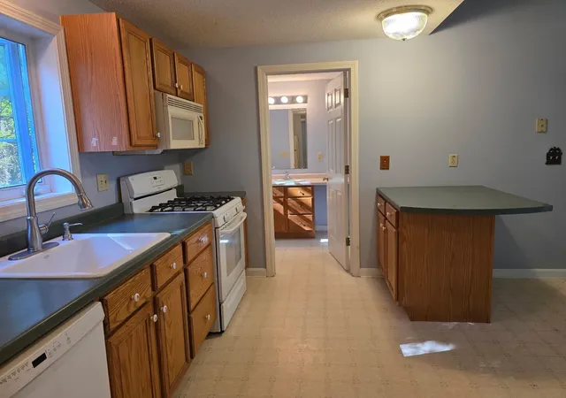 Photo 1 of Sale Pending at 7 Rainbow Dr, Londonderry, NH 03053 | MLS# 5106883 | Listing updated on 2026-09-25