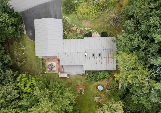 Photo 3 of Single family home for sale at 18 Holiday Shore Dr, Dunbarton, NH 03046 | MLS# 5107425 | Listing updated on 2026-09-09