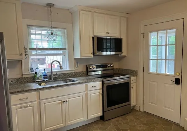 Photo 3 of Single family home for sale at 40 Desaulnier St, Goffstown, NH 03045 | MLS# 5107614 | Listing updated on 2026-09-16