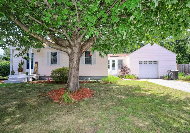 Photo 2 of Sale Pending at 4 Woodbury Ln, Bedford, NH 03110 | MLS# 5107641 | Listing updated on 2026-09-05