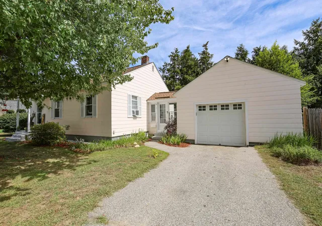 Photo 3 of Sale Pending at 4 Woodbury Ln, Bedford, NH 03110 | MLS# 5107641 | Listing updated on 2026-09-05