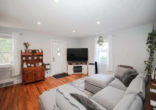 Photo 4 of Sale Pending at 4 Woodbury Ln, Bedford, NH 03110 | MLS# 5107641 | Listing updated on 2026-09-05