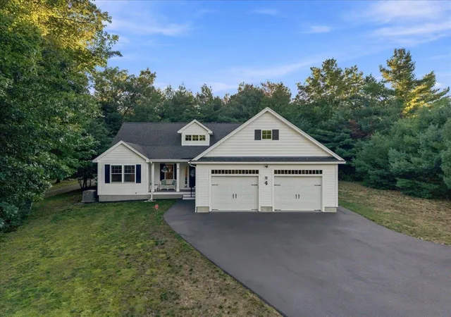 Photo 1 of Single family home for sale at 4 Sunningdale Dr, Somersworth, NH 03878 | MLS# 5107661 | Listing updated on 2026-09-15