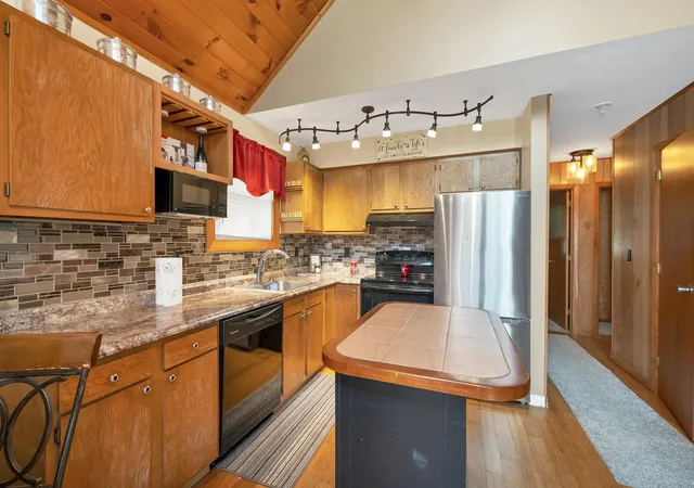 Photo 2 of Single family home for sale at 105 Glen Forest Dr, Moultonborough, NH 03254 | MLS# 5107686 | Listing updated on 2026-09-10