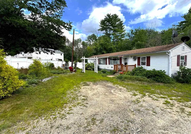 Photo 3 of Single family home for sale at 668 Washington St, Barrington, NH 03825 | MLS# 5107694 | Listing updated on 2026-09-13