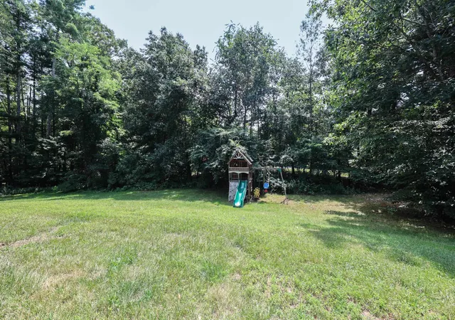 Photo 4 of Single family home for sale at 20 Christmas Tree Cir, Bedford, NH 03110 | MLS# 5107733 | Listing updated on 2026-09-17