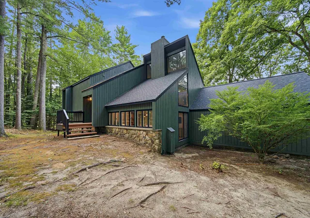 Photo 2 of Sale Pending at 26 Old Manchester Rd, Amherst, NH 03031 | MLS# 5107745 | Listing updated on 2026-09-19