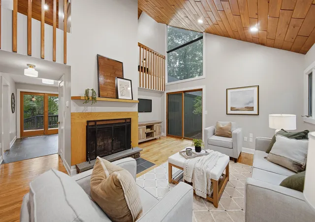Photo 3 of Sale Pending at 26 Old Manchester Rd, Amherst, NH 03031 | MLS# 5107745 | Listing updated on 2026-09-19