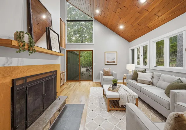 Photo 3 of Sale Pending at 26 Old Manchester Rd, Amherst, NH 03031 | MLS# 5107745 | Listing updated on 2026-09-19