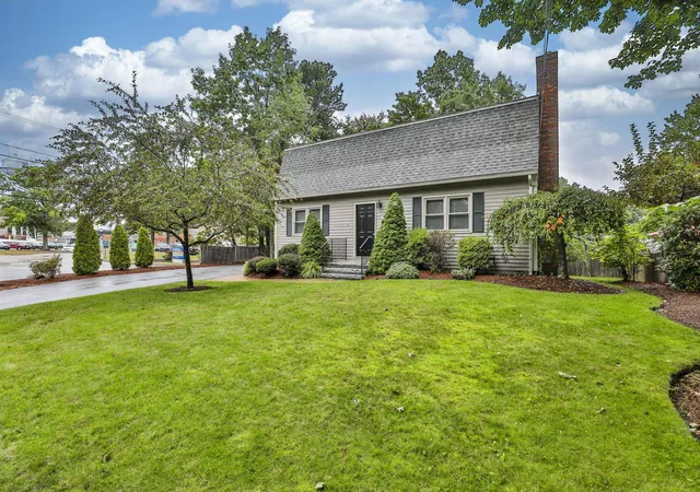 Photo 1 of Single family home for sale at 35 Smyth Ln, Manchester, NH 03104 | MLS# 5107901 | Listing updated on 2026-09-09