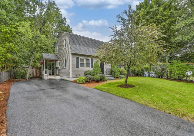Photo 2 of Single family home for sale at 35 Smyth Ln, Manchester, NH 03104 | MLS# 5107901 | Listing updated on 2026-09-09