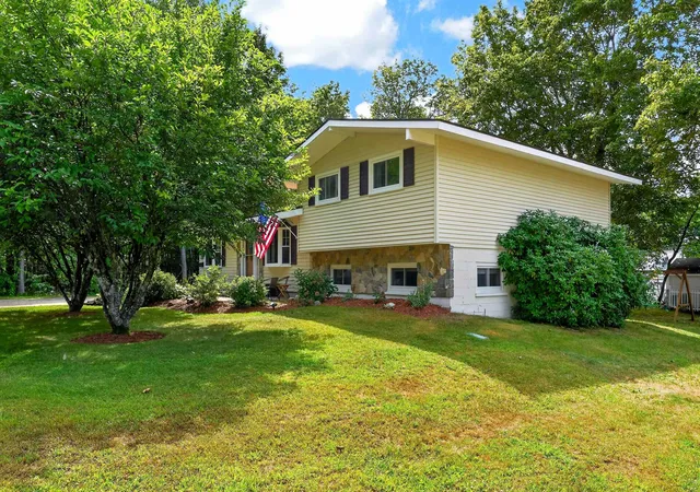 Photo 1 of Sale Pending at 95 Crawford St, Manchester, NH 03109 | MLS# 5107960 | Listing updated on 2026-09-09