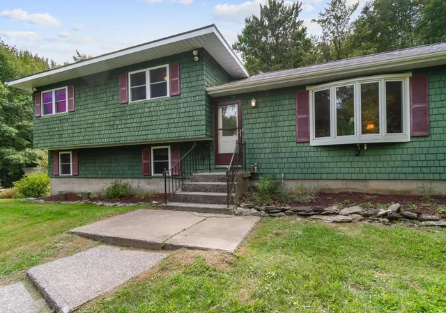 Photo 3 of Single family home for sale at 1402 French Hl Rd, Saint Albans, VT 05478 | MLS# 5108043 | Listing updated on 2026-09-03