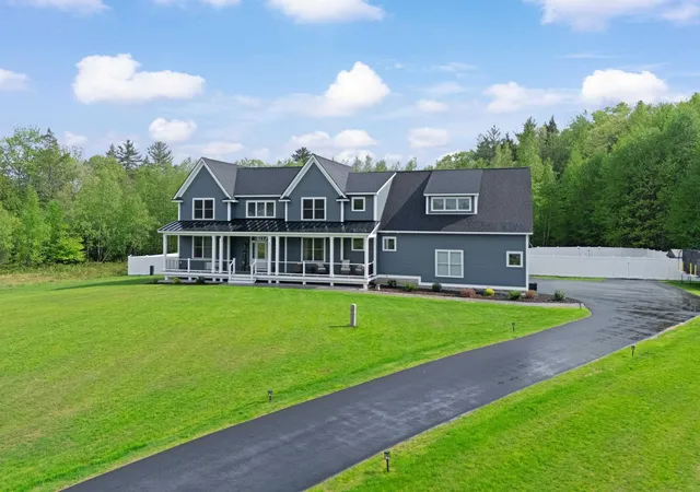Photo 4 of Single family home for sale at 13 Stone Crk Dr, Exeter, NH 03833 | MLS# 5108100 | Listing updated on 2026-09-15