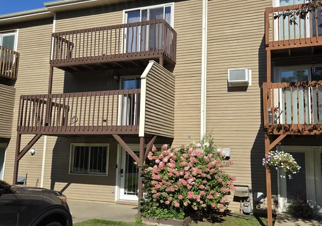 Photo 4 of Townhouse for sale at 14 Stonehedge Dr #M-14, South Burlington, VT 05403 | MLS# 5108117 | Listing updated on 2026-09-04
