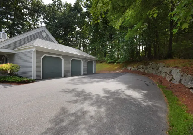Photo 2 of Townhouse for sale at 42 Dogwood Dr, Nashua, NH 03062 | MLS# 5108120 | Listing updated on 2026-09-04