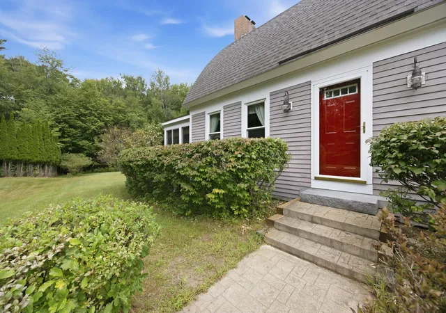 Photo 4 of Single family home for sale at 8 Hollow Rd, Bow, NH 03304 | MLS# 5108129 | Listing updated on 2026-09-15