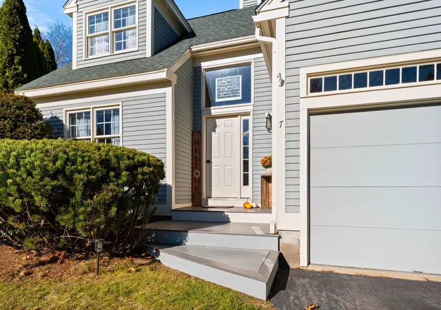 Photo 2 of Single family home for sale at 7 Fox Run Rd, Amherst, NH 03031 | MLS# 5108241 | Listing updated on 2026-09-12