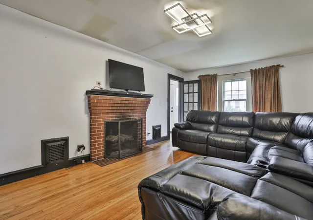 Photo 3 of Single family home for sale at 17 Prescott St, Nashua, NH 03064 | MLS# 5108277 | Listing updated on 2026-09-04