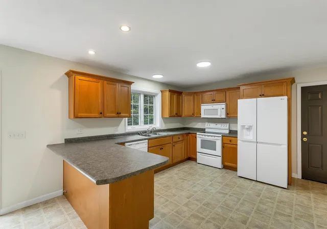 Photo 4 of Townhouse for sale at 166 Sandown Rd #3, Fremont, NH 03044 | MLS# 5108353 | Listing updated on 2026-09-06