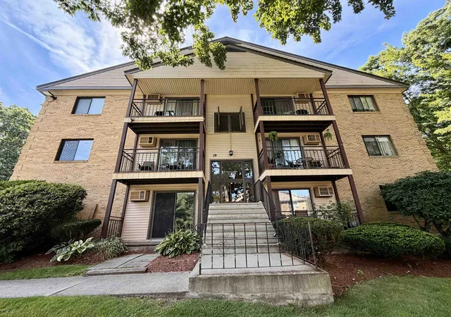 Photo 2 of Sale Pending at 19 Country Clb Dr #9, Manchester, NH 03102 | MLS# 5108361 | Listing updated on 2026-09-15