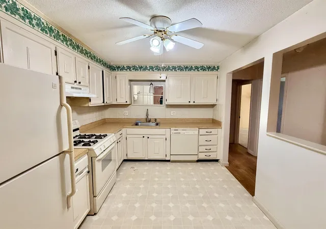 Photo 3 of Sale Pending at 19 Country Clb Dr #9, Manchester, NH 03102 | MLS# 5108361 | Listing updated on 2026-09-15