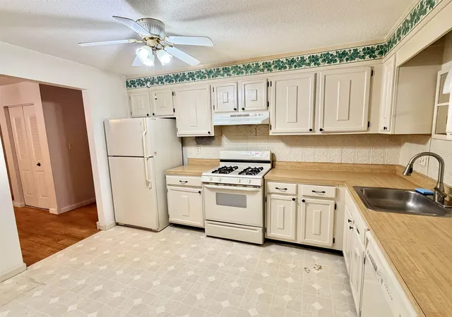 Photo 3 of Sale Pending at 19 Country Clb Dr #9, Manchester, NH 03102 | MLS# 5108361 | Listing updated on 2026-09-15