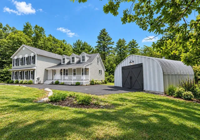 Single family home for sale at 33 Baboosic Lake Rd, Amherst, NH 03031 | MLS# 5108408 | Listing updated on 2026-09-09