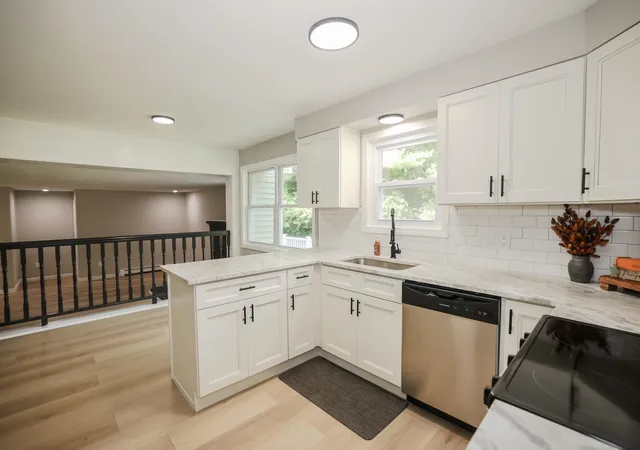 Photo 2 of Single family home for sale at 33 Baboosic Lake Rd, Amherst, NH 03031 | MLS# 5108408 | Listing updated on 2026-09-09