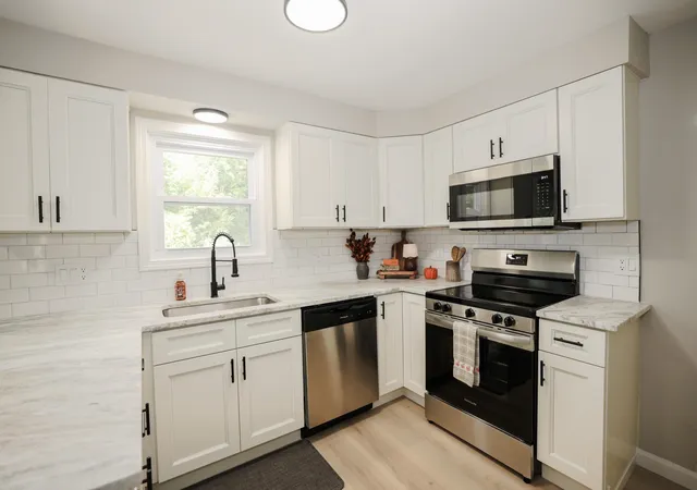 Photo 3 of Single family home for sale at 33 Baboosic Lake Rd, Amherst, NH 03031 | MLS# 5108408 | Listing updated on 2026-09-09