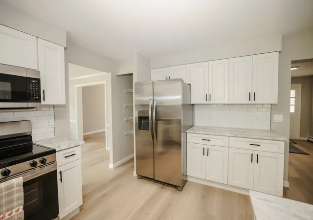 Photo 4 of Single family home for sale at 33 Baboosic Lake Rd, Amherst, NH 03031 | MLS# 5108408 | Listing updated on 2026-09-09