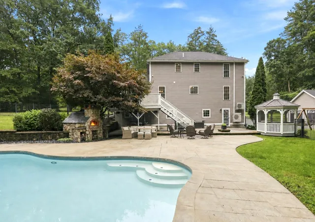 Photo 3 of Sale Pending at 16 Lantern Ln, Londonderry, NH 03053 | MLS# 5108512 | Listing updated on 2026-09-16