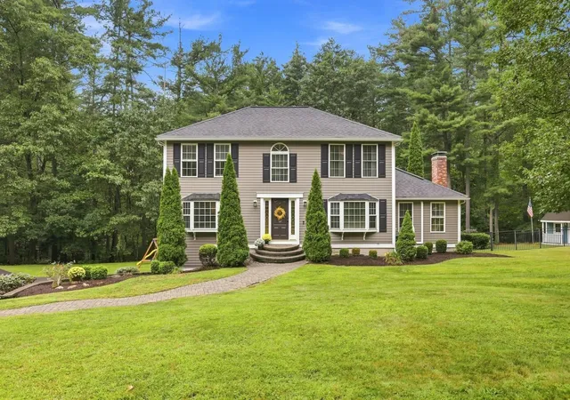 Photo 4 of Sale Pending at 16 Lantern Ln, Londonderry, NH 03053 | MLS# 5108512 | Listing updated on 2026-09-16