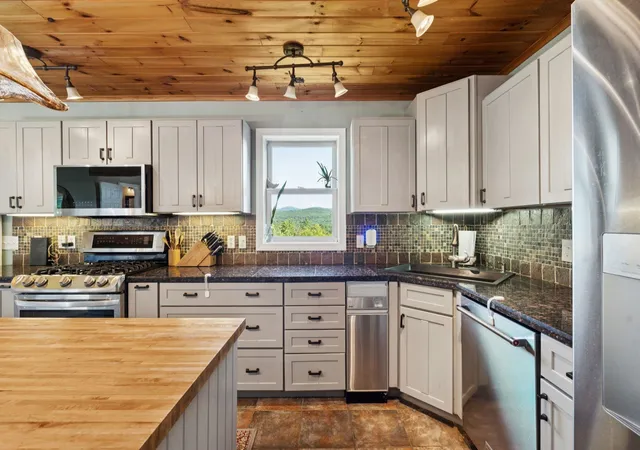 Photo 4 of Single family home for sale at 25 Bear Holw Rd, Grafton, NH 03240 | MLS# 5108525 | Listing updated on 2026-09-23