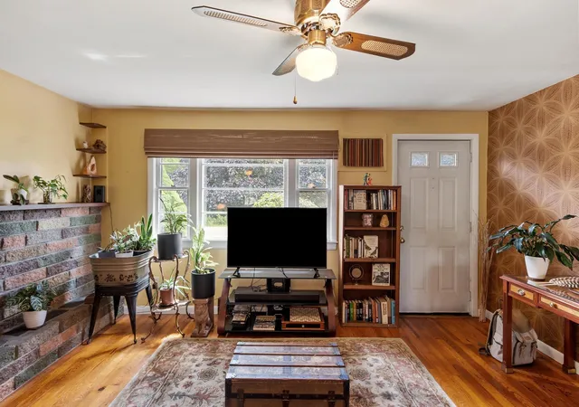 Photo 4 of House for sale at 654 Daniel Webster Hwy, Merrimack, NH 03054 | MLS# 5108526 | Listing updated on 2026-09-14