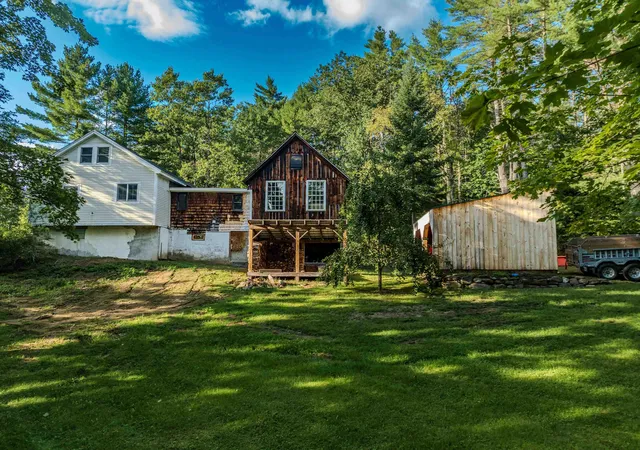 Photo 3 of Single family home for sale at 402 Oak Hl Rd, Northfield, NH 03276 | MLS# 5108602 | Listing updated on 2026-09-09