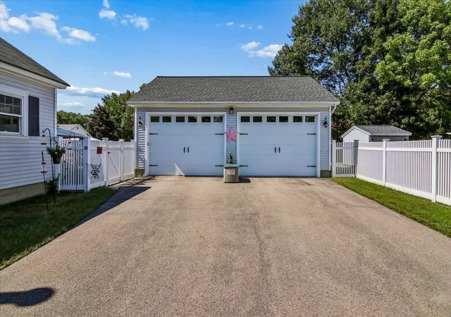 Photo 4 of Single family home for sale at 6 Fairview St, Manchester, NH 03102 | MLS# 5108634 | Listing updated on 2026-09-14