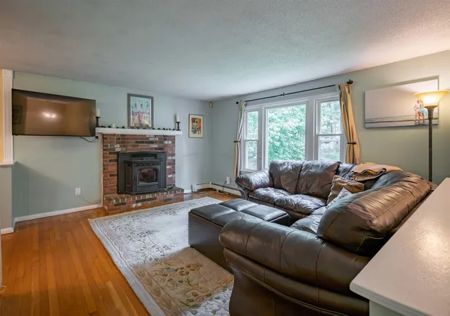 Photo 4 of Sale Pending at 72 Hovey Rd, Londonderry, NH 03053 | MLS# 5108639 | Listing updated on 2026-09-17