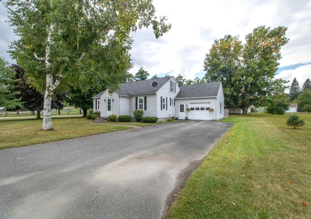 Photo 1 of Single family home for sale at 211 Bluff Rd, Newport, VT 05855 | MLS# 5108677 | Listing updated on 2026-09-11