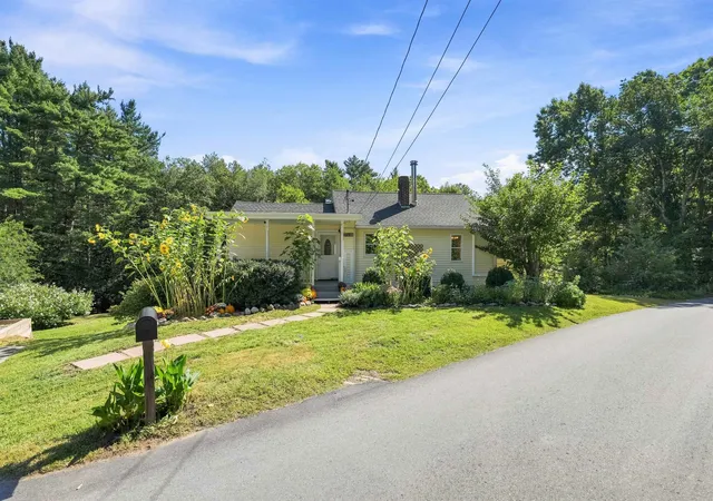 Photo 2 of Sale Pending at 19 Old Mont Vernon Rd, Amherst, NH 03031 | MLS# 5108683 | Listing updated on 2026-09-14