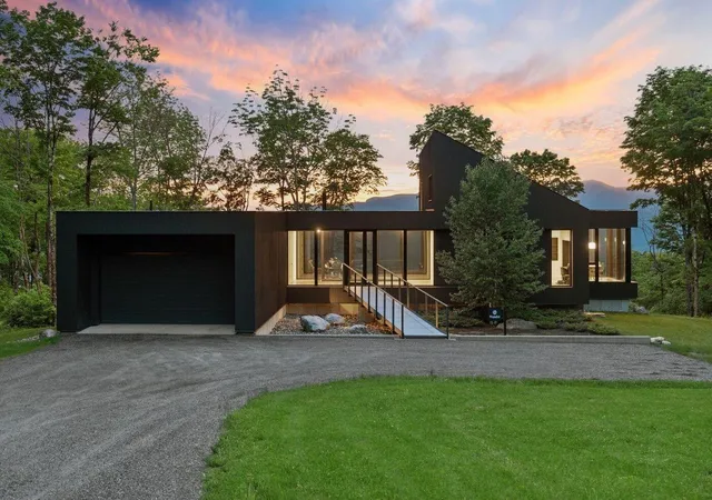 Photo 3 of Single family home for sale at 811 Bear Crk Ln, Waterbury Center, VT 05677 | MLS# 5108725 | Listing updated on 2026-09-08