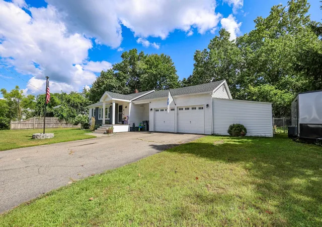 Photo 2 of Single family home for sale at 17 Coaker Ave, Hooksett, NH 03106 | MLS# 5108785 | Listing updated on 2026-09-17
