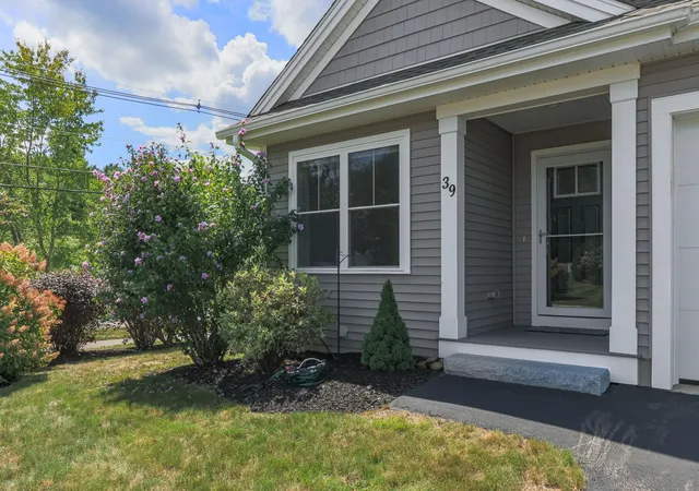 Photo 3 of Sale Pending at 39 Pasture Ln #1, Nashua, NH 03062 | MLS# 5108797 | Listing updated on 2026-09-14