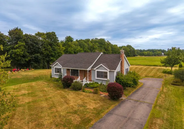 Photo 2 of Single family home for sale at 571 Silver St, Rollinsford, NH 03869 | MLS# 5108798 | Listing updated on 2026-09-10